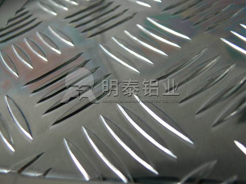 船舶甲板用5083花紋鋁板_五條筋防滑鋁板1噸出廠價(jià)格多少